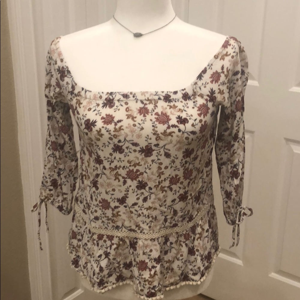 Like new! American Eagle off shoulder floral top